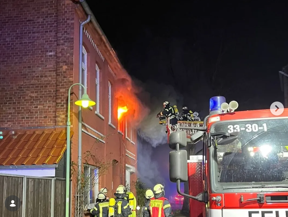 Feuerwehr rettet Tiere aus brennendem Wohnhaus